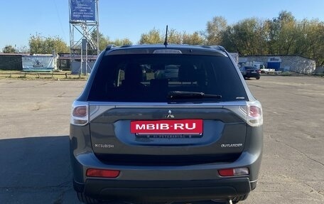 Mitsubishi Outlander III рестайлинг 3, 2013 год, 1 400 000 рублей, 15 фотография