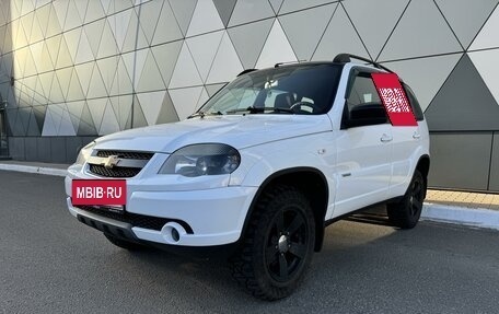 Chevrolet Niva I рестайлинг, 2017 год, 929 000 рублей, 3 фотография