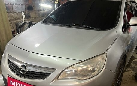 Opel Astra J, 2010 год, 700 000 рублей, 1 фотография