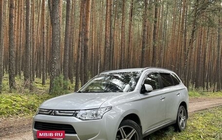 Mitsubishi Outlander III рестайлинг 3, 2013 год, 1 699 000 рублей, 2 фотография