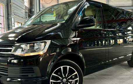 Volkswagen Multivan T6 рестайлинг, 2019 год, 6 750 000 рублей, 2 фотография