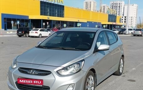 Hyundai Solaris II рестайлинг, 2011 год, 870 000 рублей, 2 фотография