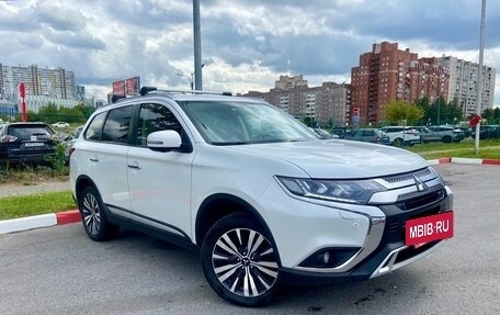 Mitsubishi Outlander III рестайлинг 3, 2021 год, 2 890 000 рублей, 2 фотография