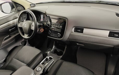 Mitsubishi Outlander III рестайлинг 3, 2013 год, 1 699 000 рублей, 13 фотография