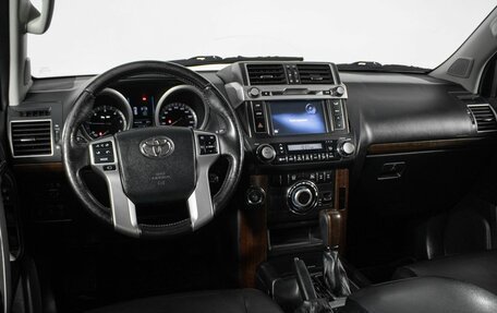 Toyota Land Cruiser Prado 150 рестайлинг 2, 2015 год, 4 300 000 рублей, 24 фотография