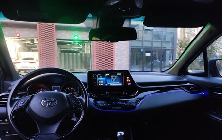 Toyota C-HR I рестайлинг, 2017 год, 2 250 000 рублей, 8 фотография