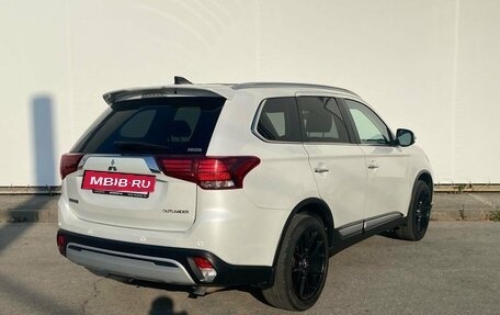 Mitsubishi Outlander III рестайлинг 3, 2019 год, 3 000 000 рублей, 2 фотография