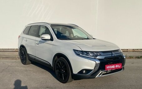 Mitsubishi Outlander III рестайлинг 3, 2019 год, 3 000 000 рублей, 3 фотография