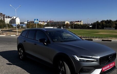 Volvo V60 Cross Country II, 2019 год, 4 100 000 рублей, 3 фотография