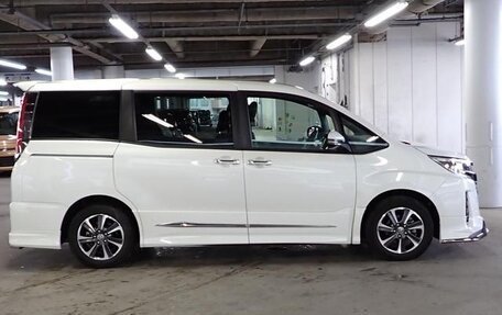 Toyota Noah III, 2021 год, 2 120 000 рублей, 7 фотография