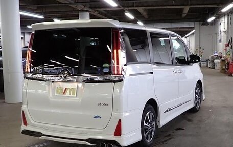 Toyota Noah III, 2021 год, 2 120 000 рублей, 6 фотография