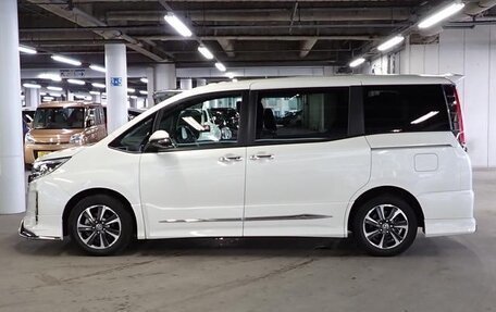 Toyota Noah III, 2021 год, 2 120 000 рублей, 3 фотография