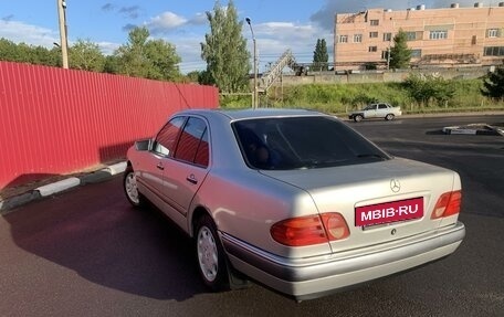 Mercedes-Benz E-Класс, 1998 год, 600 000 рублей, 4 фотография