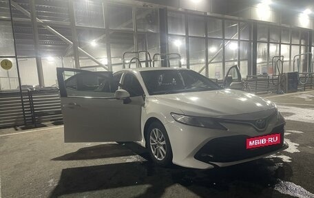 Toyota Camry, 2018 год, 2 099 000 рублей, 3 фотография