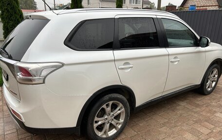 Mitsubishi Outlander III рестайлинг 3, 2014 год, 1 625 000 рублей, 11 фотография