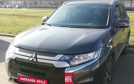 Mitsubishi Outlander III рестайлинг 3, 2019 год, 2 730 000 рублей, 4 фотография