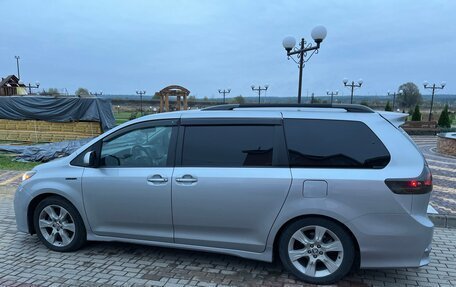 Toyota Sienna III, 2016 год, 3 000 000 рублей, 2 фотография