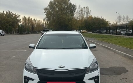 KIA Rio IV, 2017 год, 1 380 000 рублей, 2 фотография