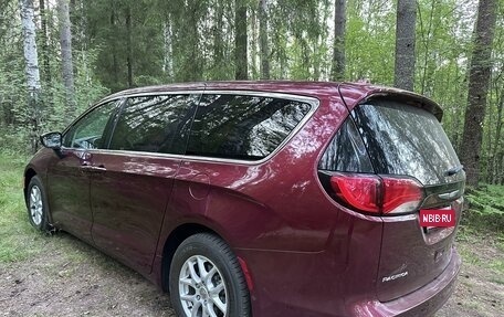 Chrysler Pacifica (RU), 2016 год, 2 700 000 рублей, 3 фотография