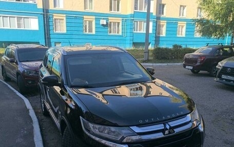 Mitsubishi Outlander III рестайлинг 3, 2015 год, 1 740 000 рублей, 2 фотография