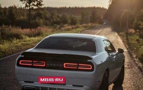 Dodge Challenger III рестайлинг 2, 2016 год, 3 400 000 рублей, 3 фотография