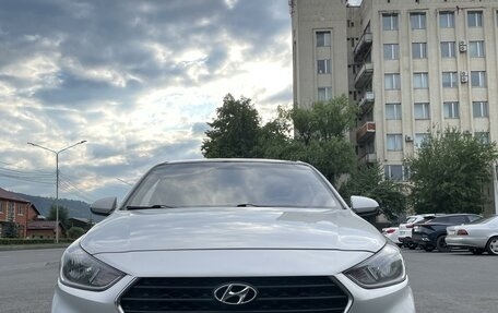 Hyundai Solaris II рестайлинг, 2018 год, 1 350 000 рублей, 1 фотография