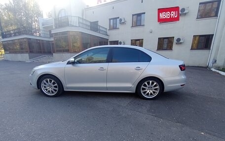 Volkswagen Jetta VI, 2011 год, 950 000 рублей, 2 фотография