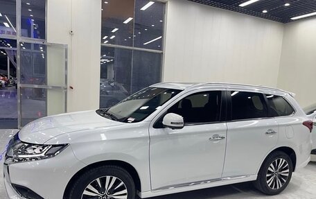 Mitsubishi Outlander III рестайлинг 3, 2021 год, 2 873 402 рублей, 5 фотография