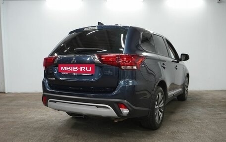 Mitsubishi Outlander III рестайлинг 3, 2020 год, 2 205 000 рублей, 6 фотография