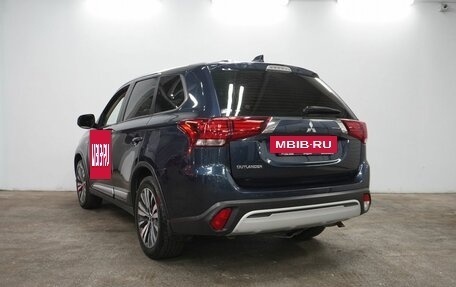 Mitsubishi Outlander III рестайлинг 3, 2020 год, 2 205 000 рублей, 8 фотография