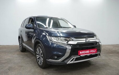 Mitsubishi Outlander III рестайлинг 3, 2020 год, 2 205 000 рублей, 3 фотография