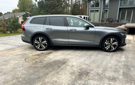 Volvo V60 Cross Country II, 2020 год, 3 800 000 рублей, 3 фотография