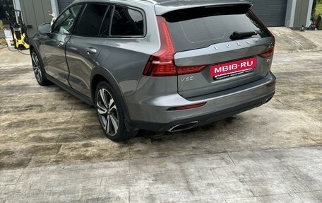 Volvo V60 Cross Country II, 2020 год, 3 800 000 рублей, 5 фотография