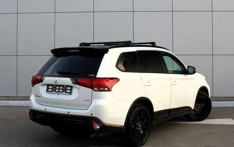 Mitsubishi Outlander III рестайлинг 3, 2021 год, 2 950 000 рублей, 4 фотография