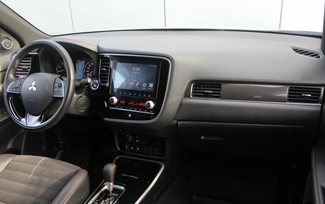 Mitsubishi Outlander III рестайлинг 3, 2021 год, 2 950 000 рублей, 10 фотография