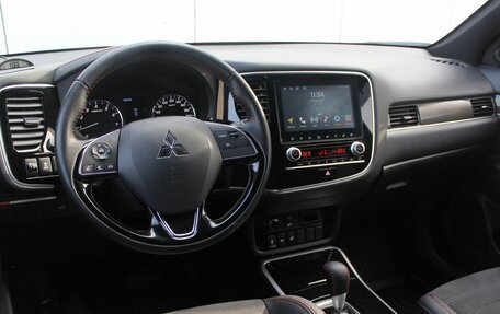 Mitsubishi Outlander III рестайлинг 3, 2021 год, 2 950 000 рублей, 9 фотография