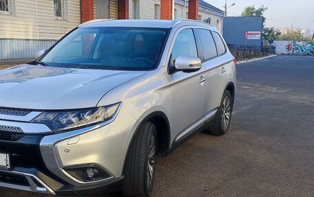 Mitsubishi Outlander III рестайлинг 3, 2021 год, 3 250 000 рублей, 2 фотография