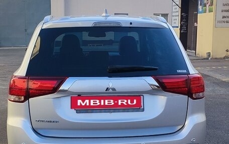 Mitsubishi Outlander III рестайлинг 3, 2021 год, 3 250 000 рублей, 9 фотография