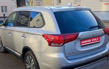 Mitsubishi Outlander III рестайлинг 3, 2021 год, 3 250 000 рублей, 8 фотография