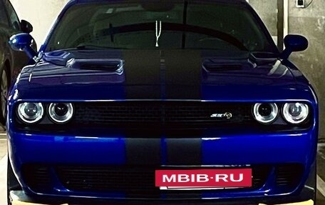 Dodge Challenger III рестайлинг 2, 2020 год, 4 400 000 рублей, 2 фотография