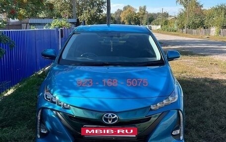 Toyota Prius IV XW50, 2017 год, 2 200 000 рублей, 2 фотография