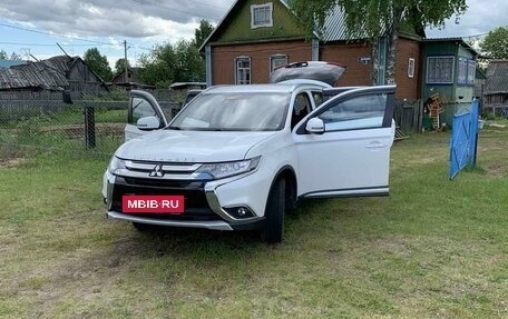 Mitsubishi Outlander III рестайлинг 3, 2018 год, 2 399 000 рублей, 8 фотография