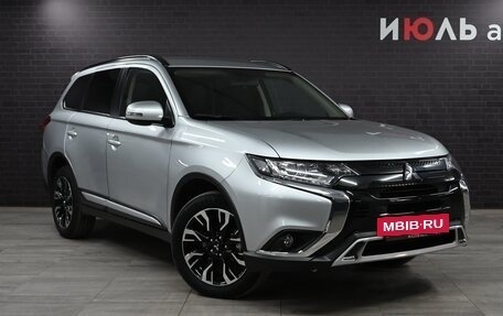 Mitsubishi Outlander III рестайлинг 3, 2022 год, 3 635 000 рублей, 4 фотография