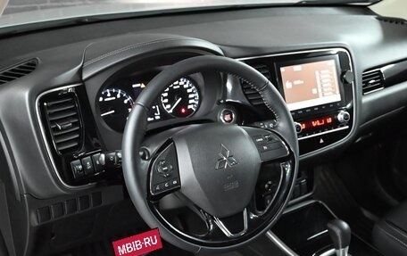 Mitsubishi Outlander III рестайлинг 3, 2022 год, 3 635 000 рублей, 14 фотография