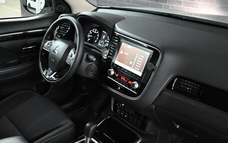 Mitsubishi Outlander III рестайлинг 3, 2022 год, 3 635 000 рублей, 16 фотография