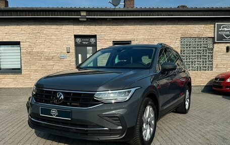 Volkswagen Tiguan II, 2023 год, 3 990 000 рублей, 4 фотография