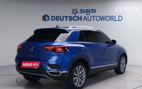 Volkswagen T-Roc I, 2021 год, 2 600 000 рублей, 2 фотография