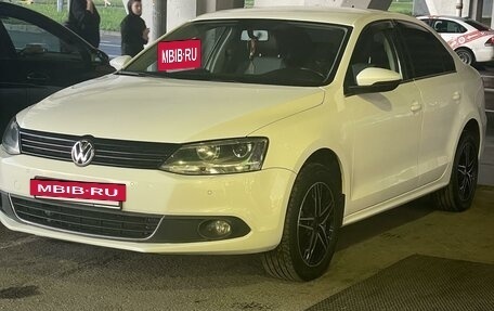 Volkswagen Jetta VI, 2013 год, 1 250 000 рублей, 2 фотография