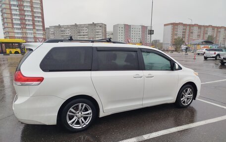 Toyota Sienna III, 2011 год, 2 150 000 рублей, 3 фотография