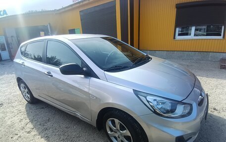 Hyundai Solaris II рестайлинг, 2013 год, 1 100 000 рублей, 30 фотография